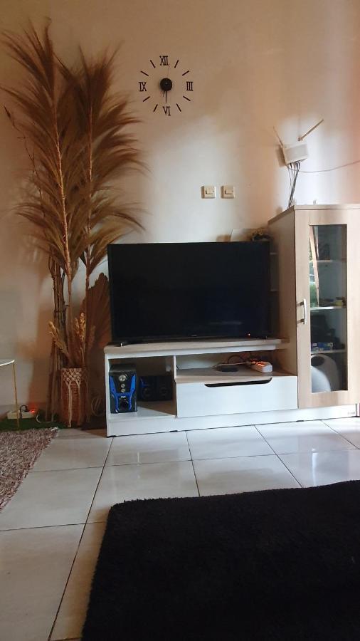 Вилла House In Bekasi Timur Экстерьер фото